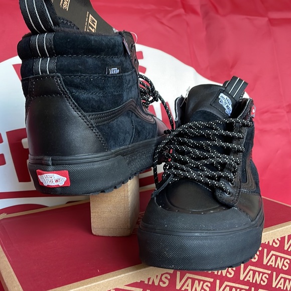Vans • WMNS Sk8-Hi Mte-2
Black/Black
VN0007NKBKA
boots - sneakers - Picture 2 of 16